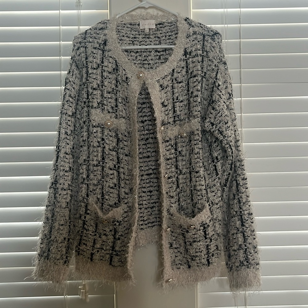 Black and white sweater-jacket